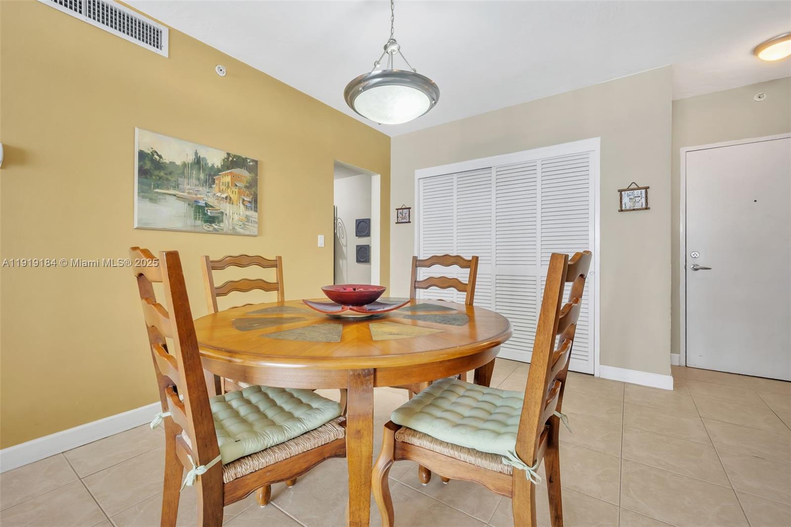 RESIDENCES ON HOLLYWOOD B - Residential Lease