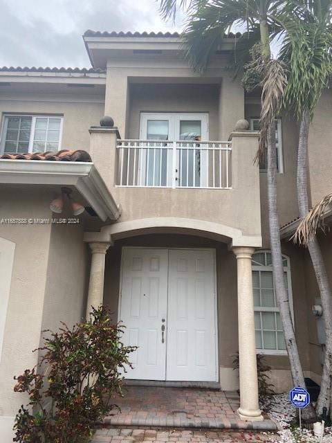 This beautiful property for rent it has 3 bedrooms, 2 and a half bathrooms, a kitchen, a living room, a laundry room, a garage (1), and appliances, this community has a pool, and private fence patio.