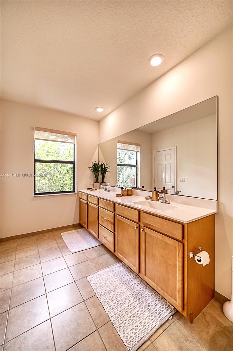 SIMONTON COURT - Residential