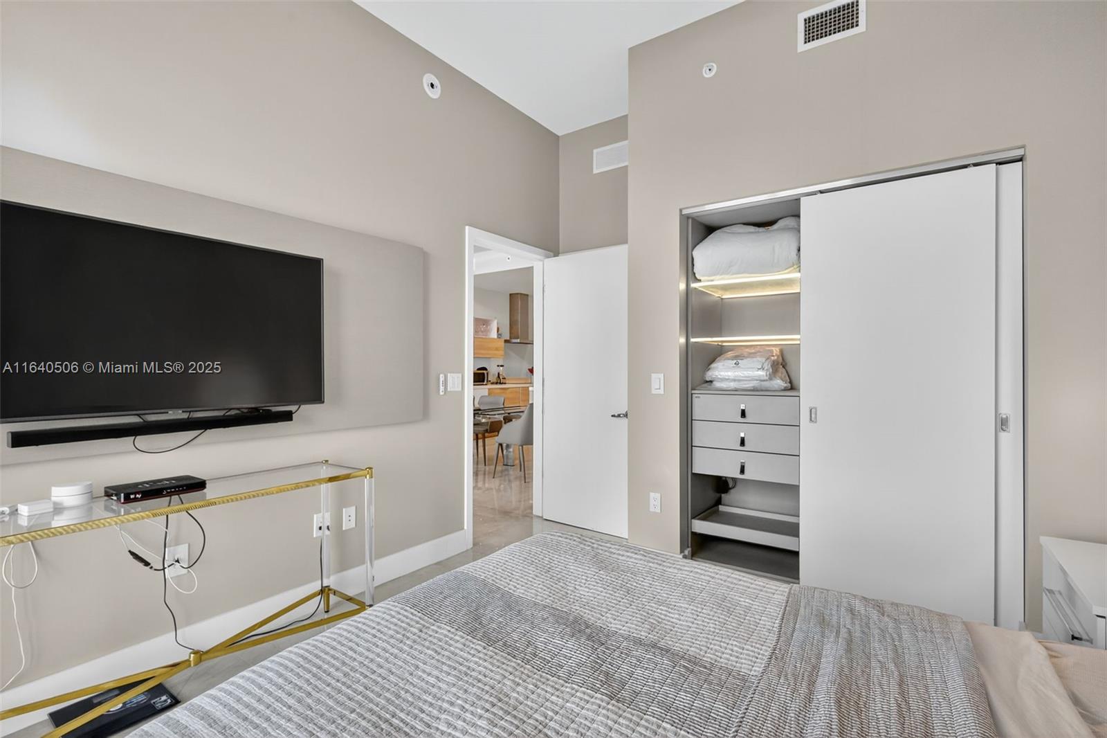 THE HARBOUR SOUTH CONDO - Residential