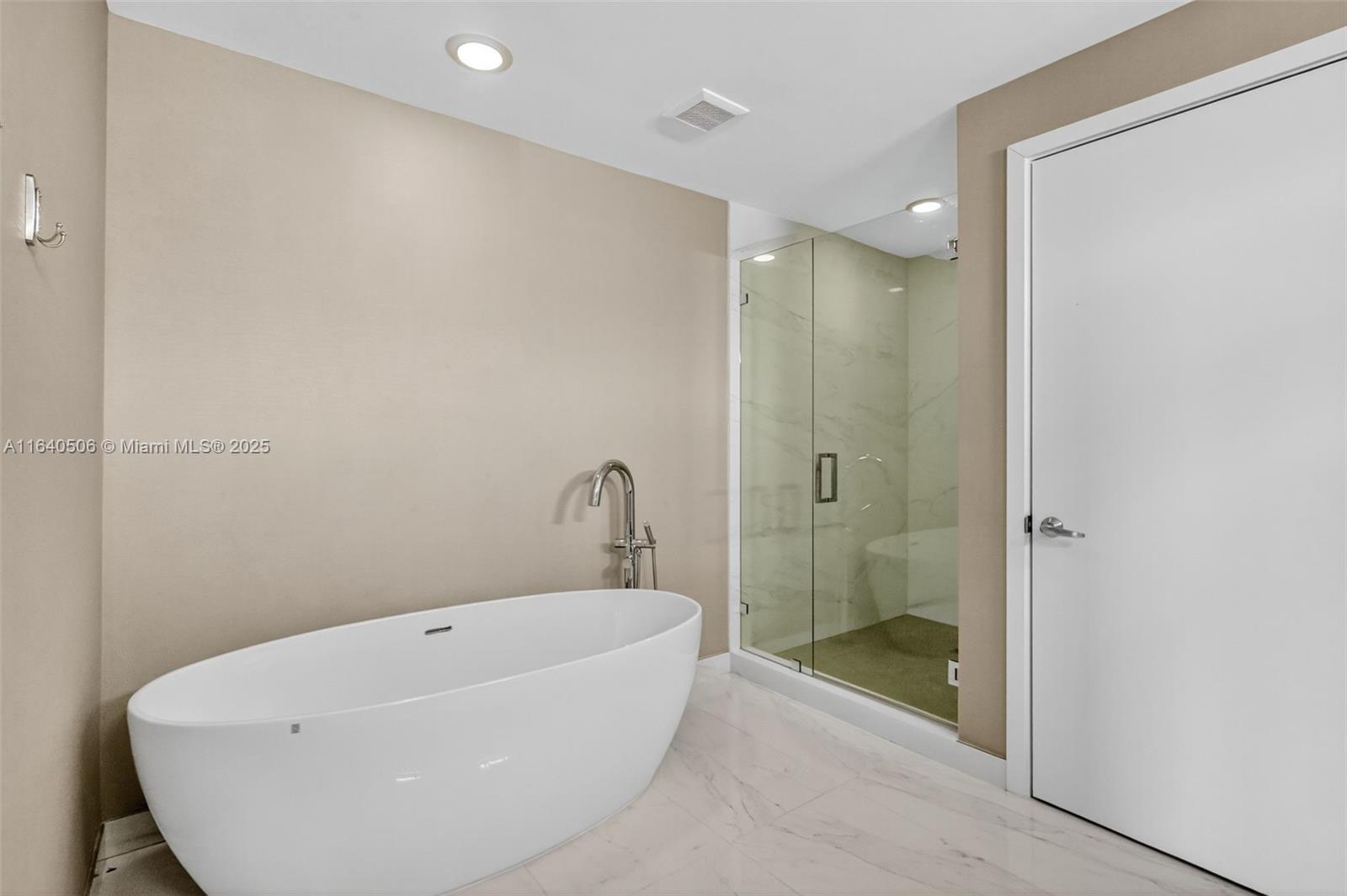 THE HARBOUR SOUTH CONDO - Residential