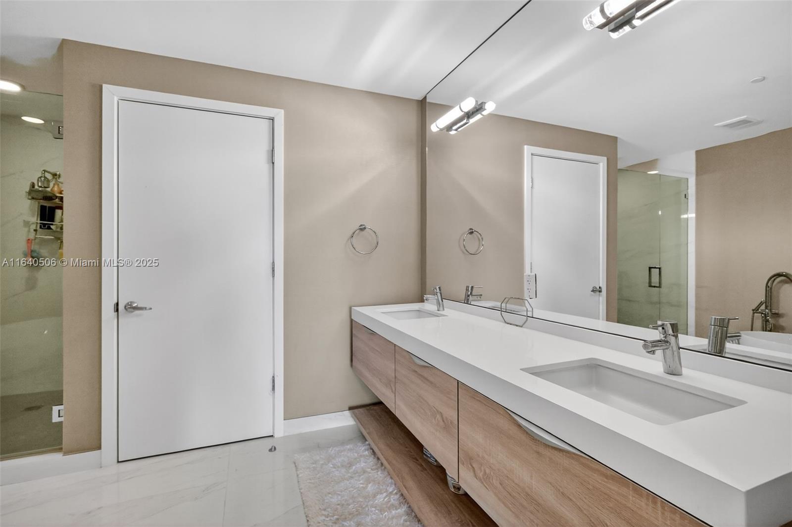 THE HARBOUR SOUTH CONDO - Residential