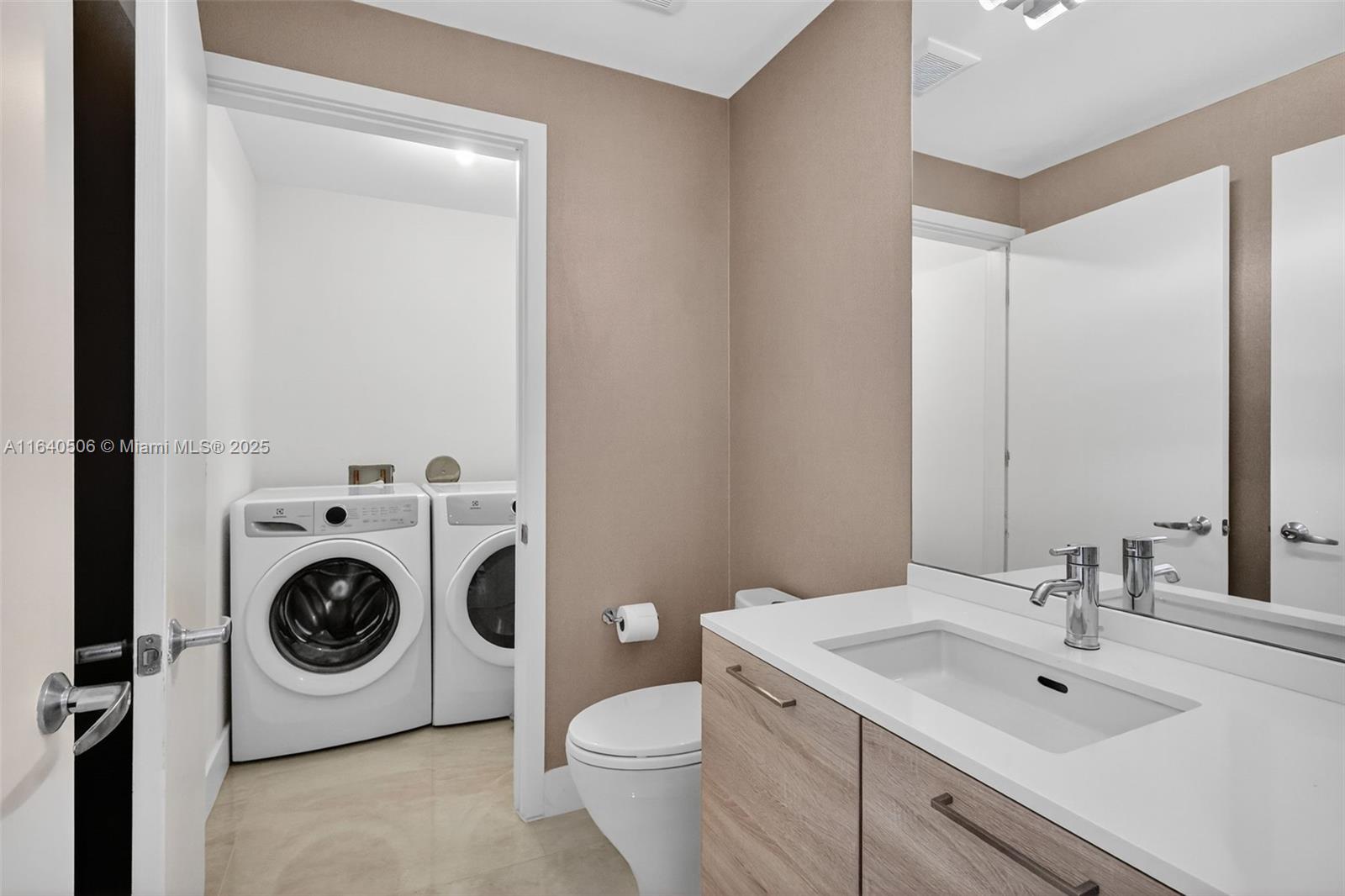 THE HARBOUR SOUTH CONDO - Residential