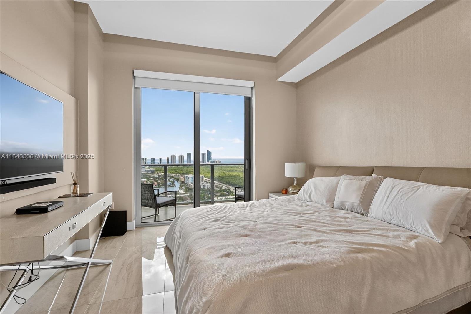 THE HARBOUR SOUTH CONDO - Residential