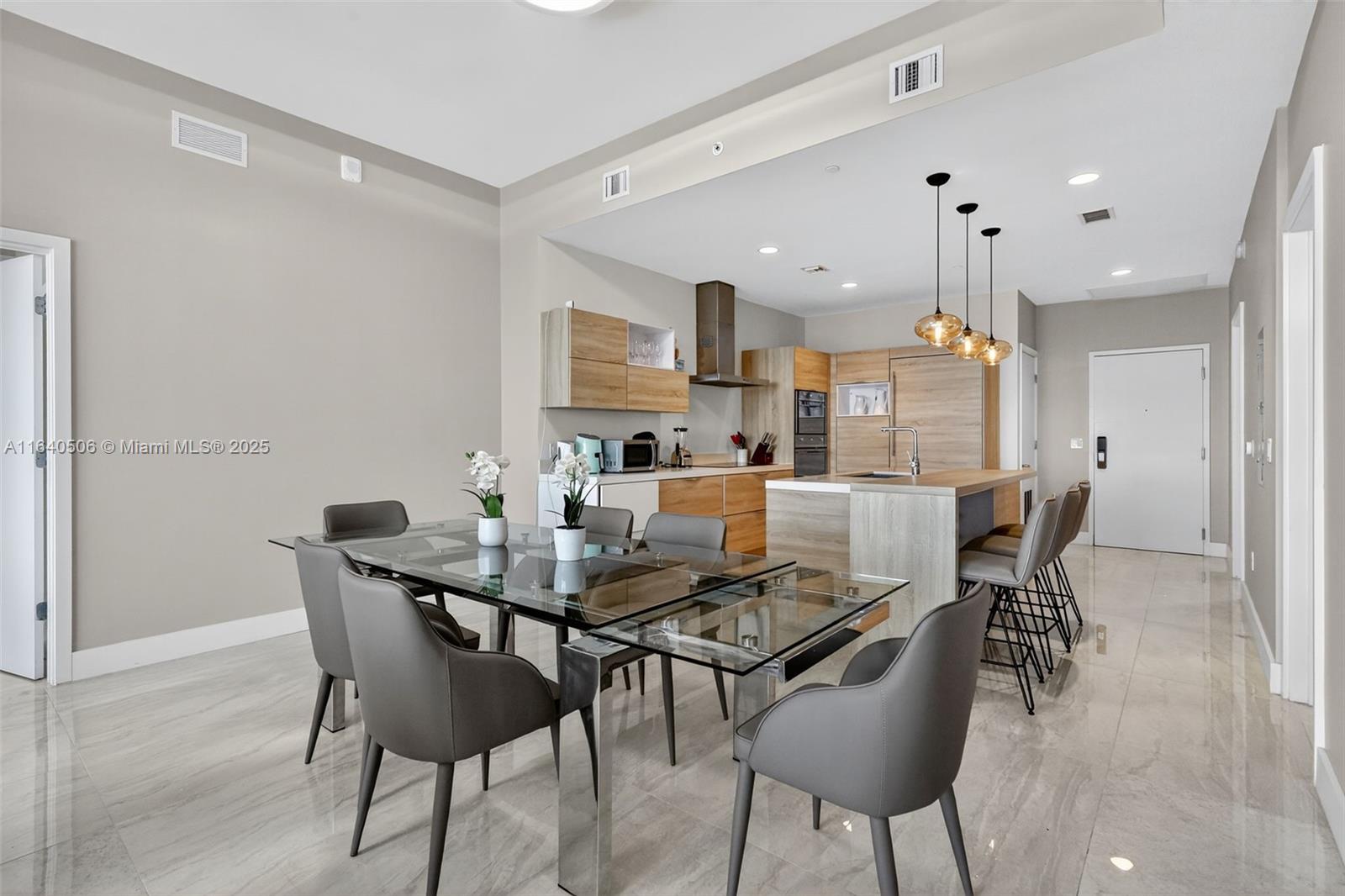 THE HARBOUR SOUTH CONDO - Residential