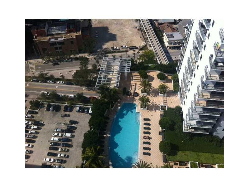 BEAUTIFUL 2/2 1/2 ON BRICKELL AVENUE. BEST LOCATION IN THE HEART OF MIAMI FINANCIAL CENTER. THIS CORNER UNIT HAS WONDERFUL UNOBSTRUCTED VIEWS. WALKING DISTANCE TO METRO MOVER AND ALL THE BEST RESTAURANTS AND BANKS IN THE AREA AS WELL AS PUBLIX AND WALGREE NS. SUPERB SWIMMING POOL, GYM, THEATRE AND EVEN A VIRTUAL GOLFCOURSE/CONFERENCE AND PARTY ROOMS ARE ALSO INCLUDED IN THE LONG LIST OF AMENITIES.