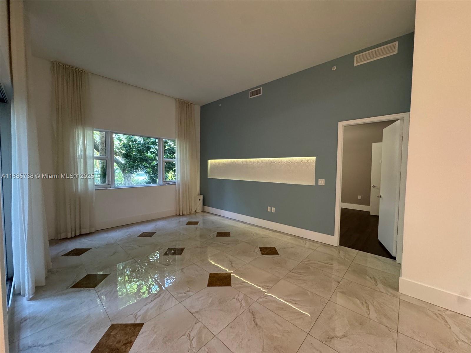 TURNBERRY VLG NO TOWER CO - Residential Lease