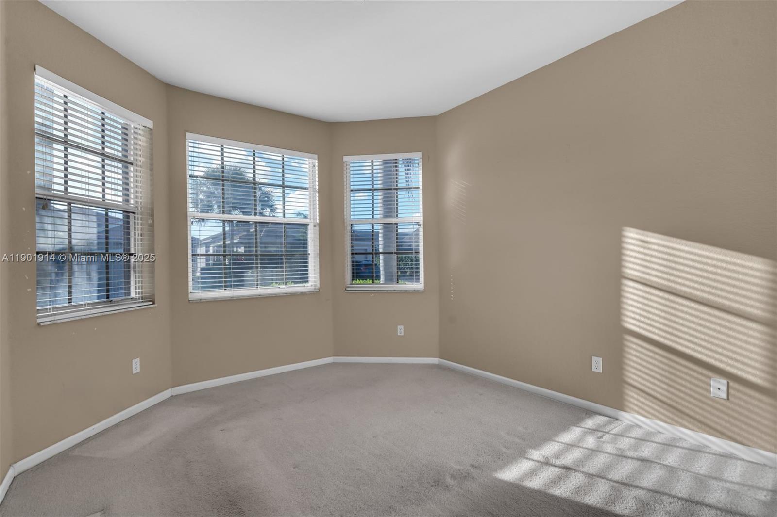 VALENCIA FALLS 10 - Residential