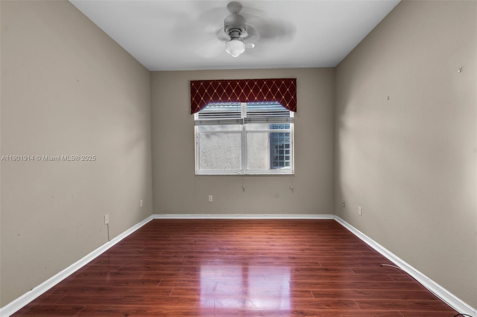 VALENCIA FALLS 10 - Residential