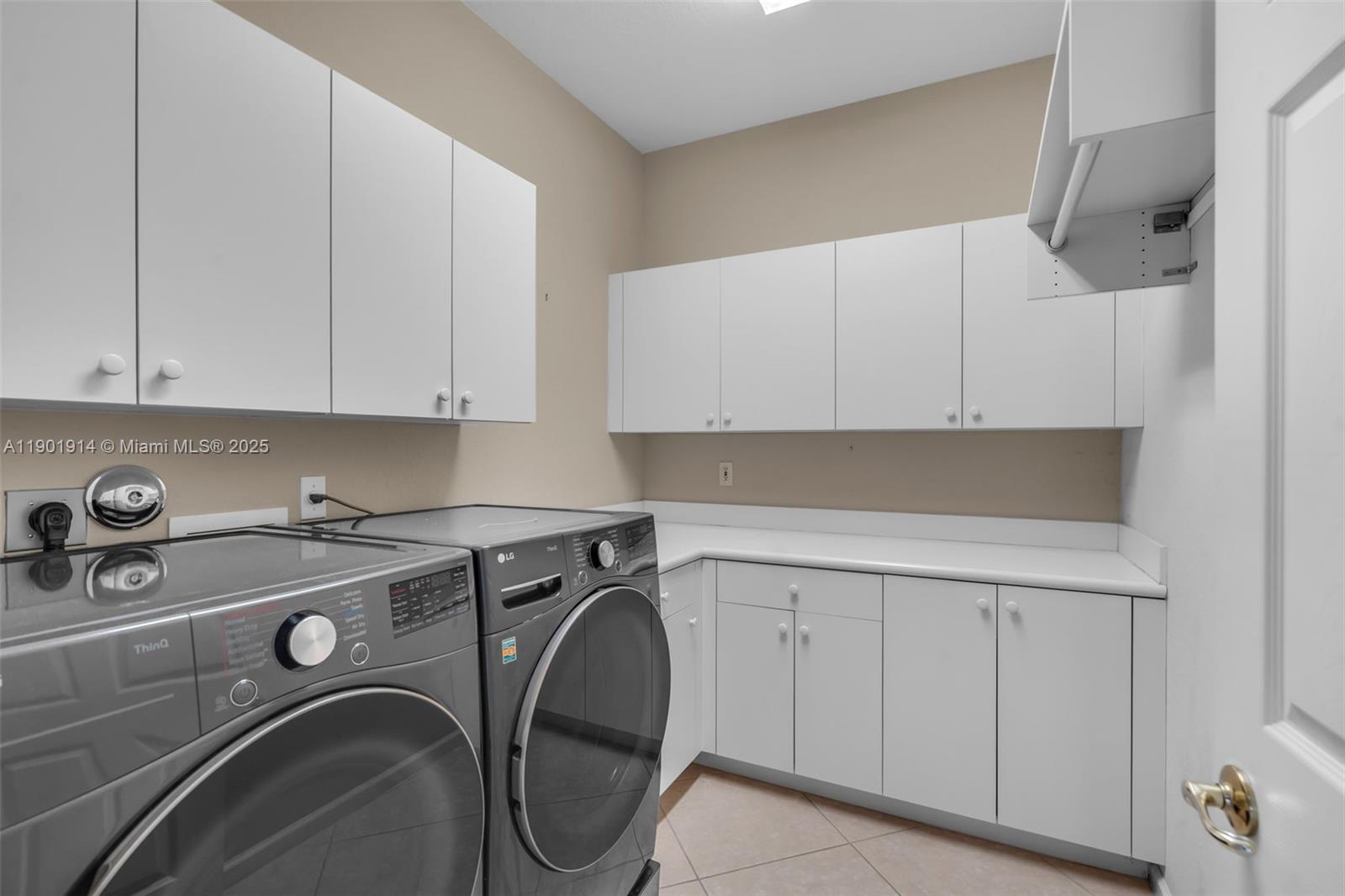 VALENCIA FALLS 10 - Residential