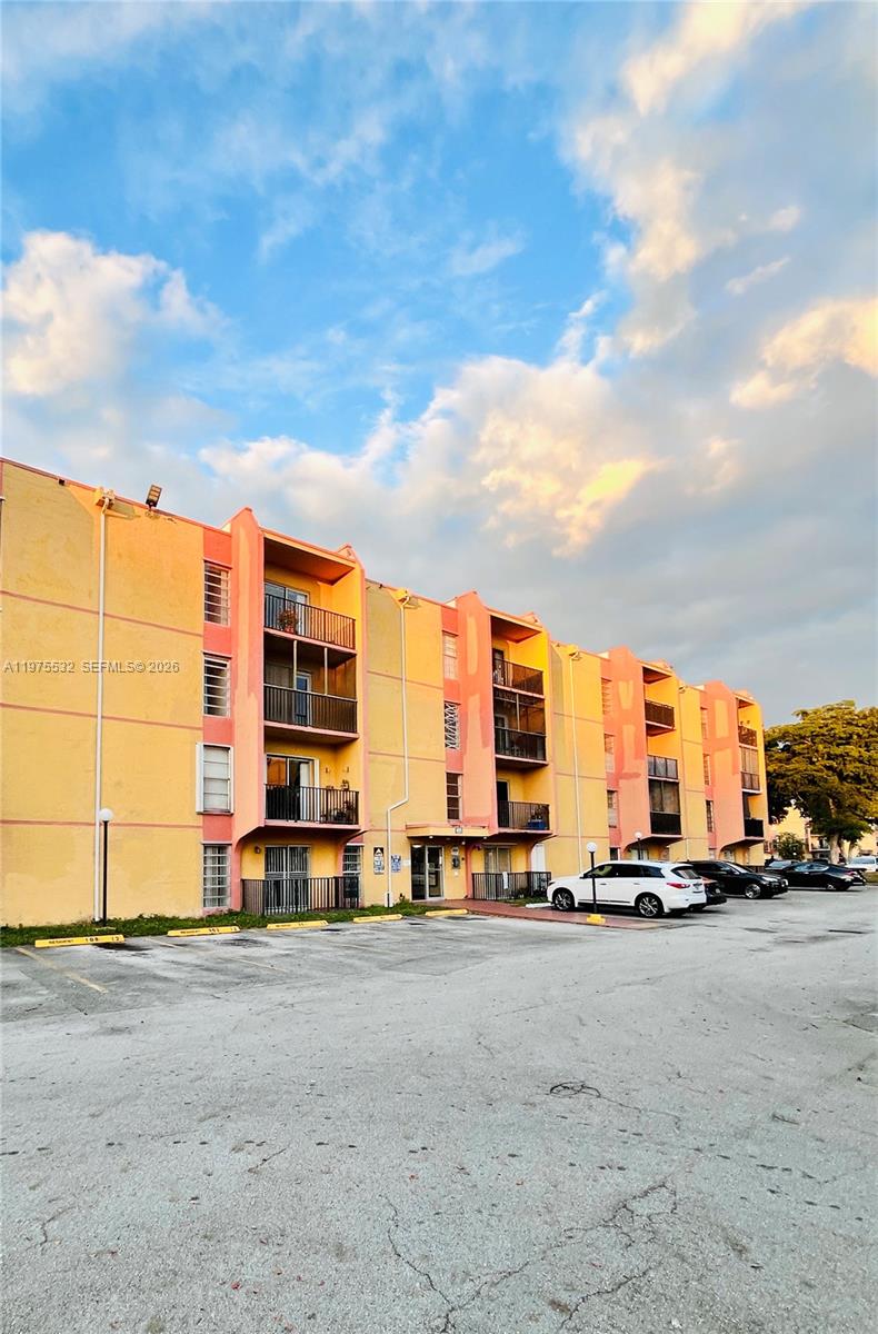 SUNSET VILLAS NO 3 CONDO - Residential