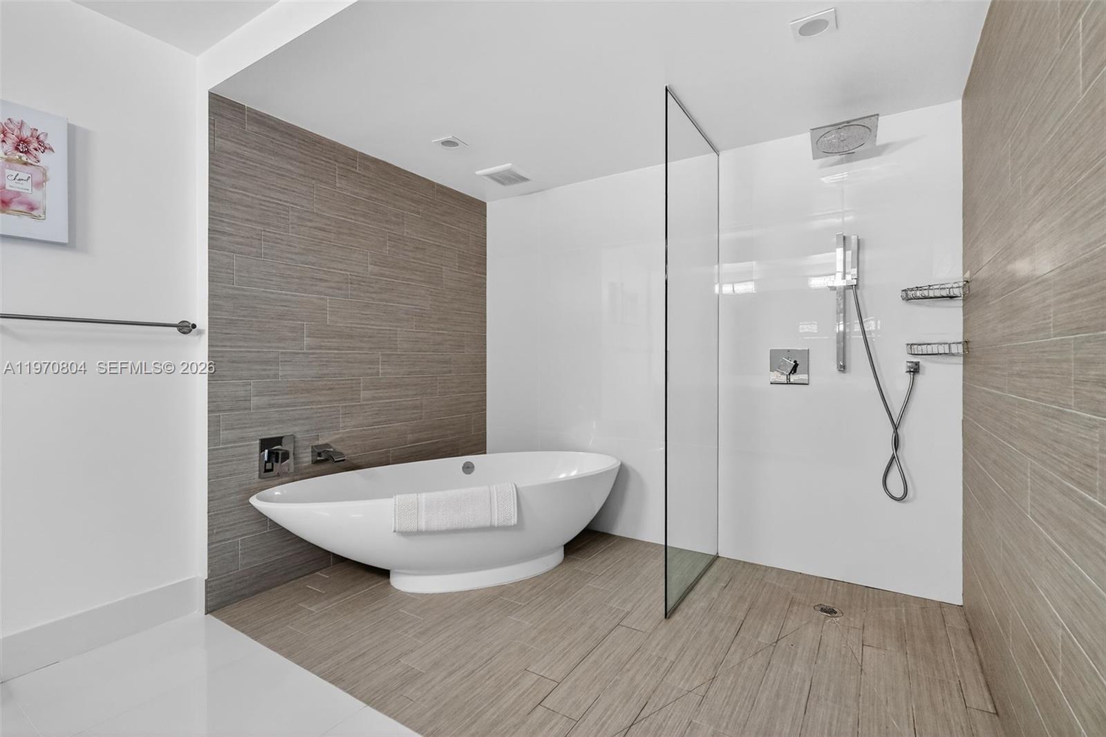 PARQUE TOWERS CONDO - Residential Lease