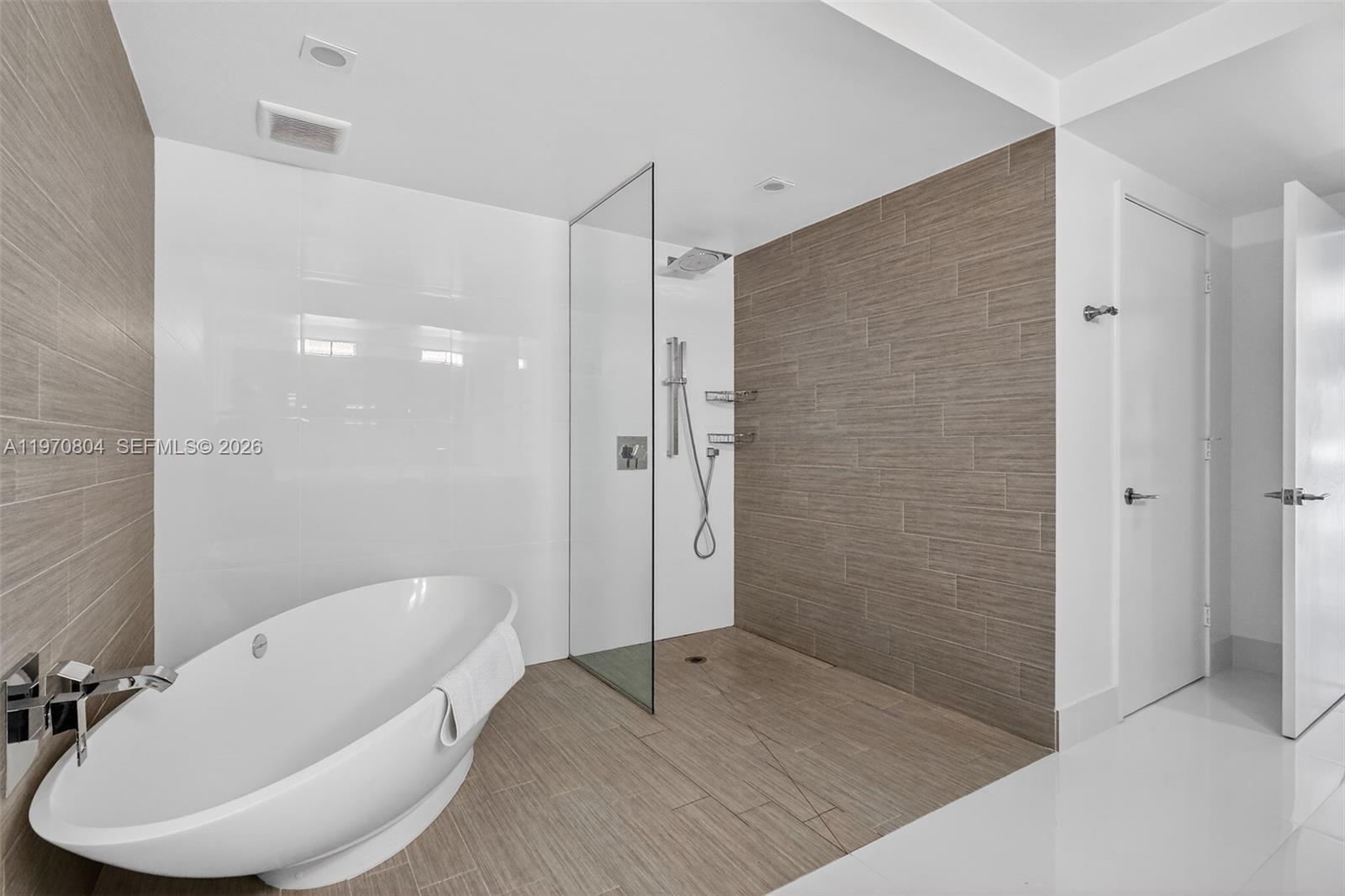 PARQUE TOWERS CONDO - Residential Lease