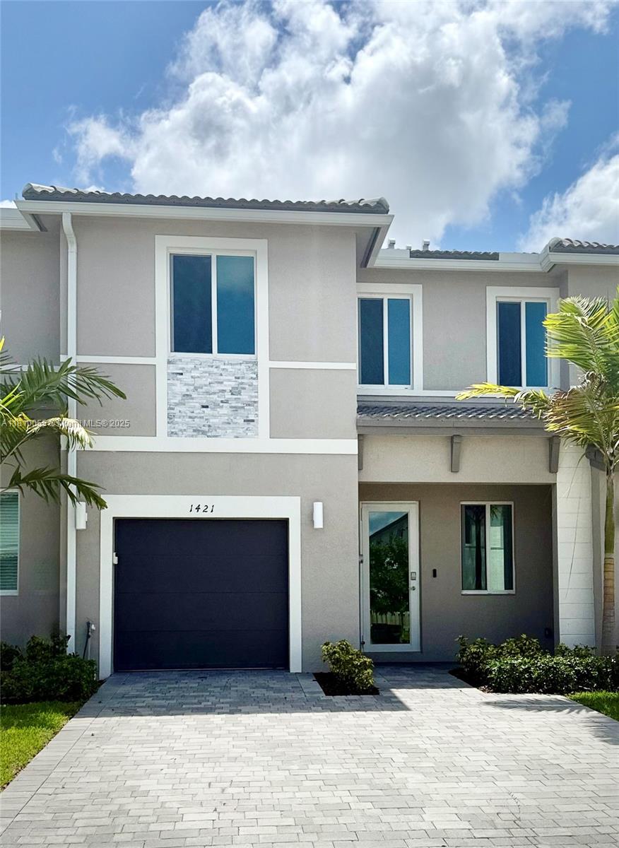 Rental Property at 1421 Se 7th Ter, Homestead, Miami-Dade County, Florida - Bedrooms: 3 
Bathrooms: 4  - $2,900 MO.