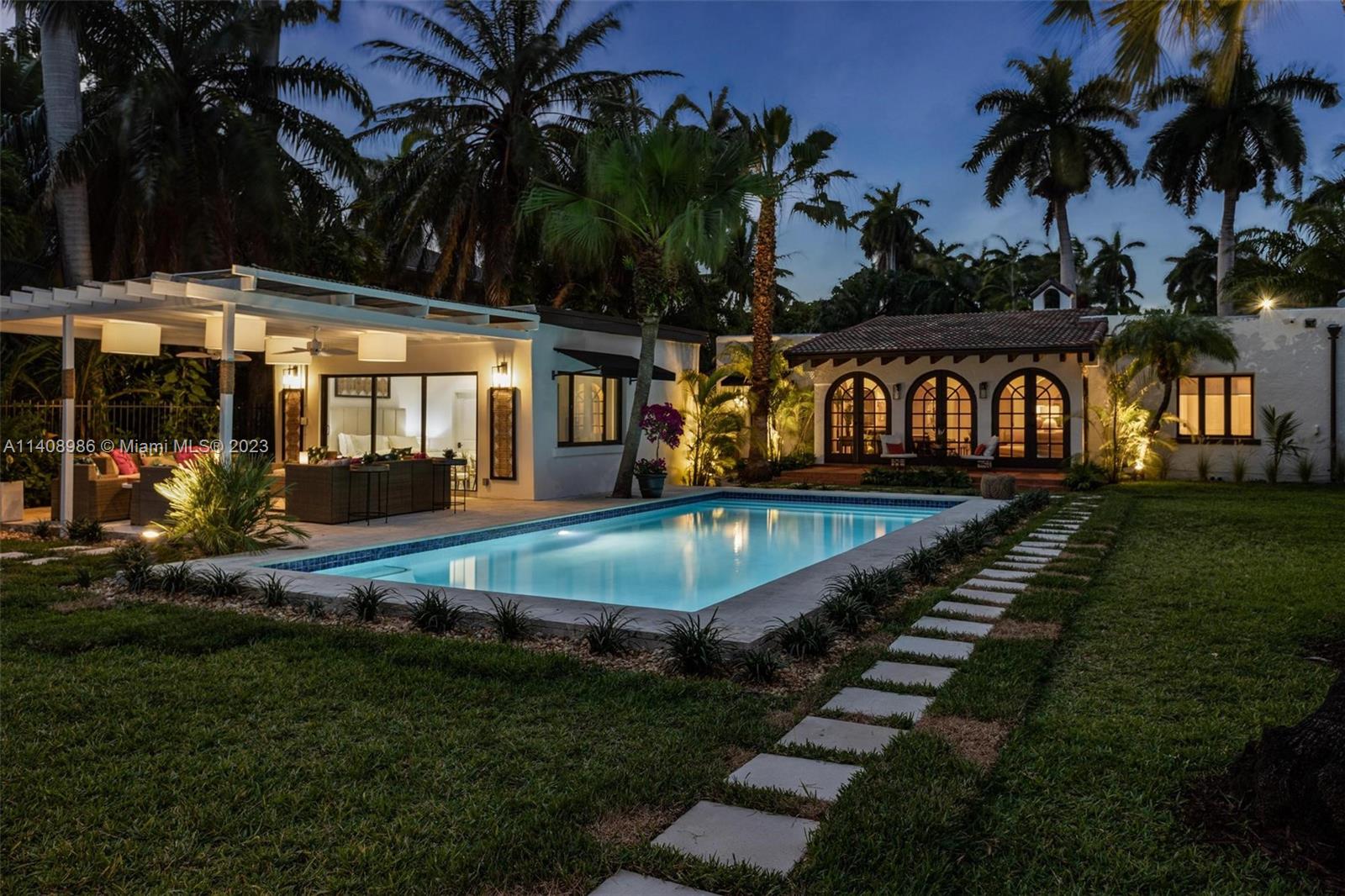 Truly one of a kind, this architectural jewel in Shorecrest /Davis Harbor has been restored to perfection.Renovated waterfront home on an 13,248 sf oversized lot with no fixed bridges. 72’ water-frontage.Spacious living areas & elegant details throughout, magnificently landscaped gardens has an architectural authenticity rarely found.This spectacular home offers a unique opportunity to reside in your own piece of paradise.Plenty of space for entertaining guests, friends and family. The property totals 2,708 sqft under A/C according to Surveyor report.
Main House 3 bed ,2 Bathrooms and Guest house is 1/1