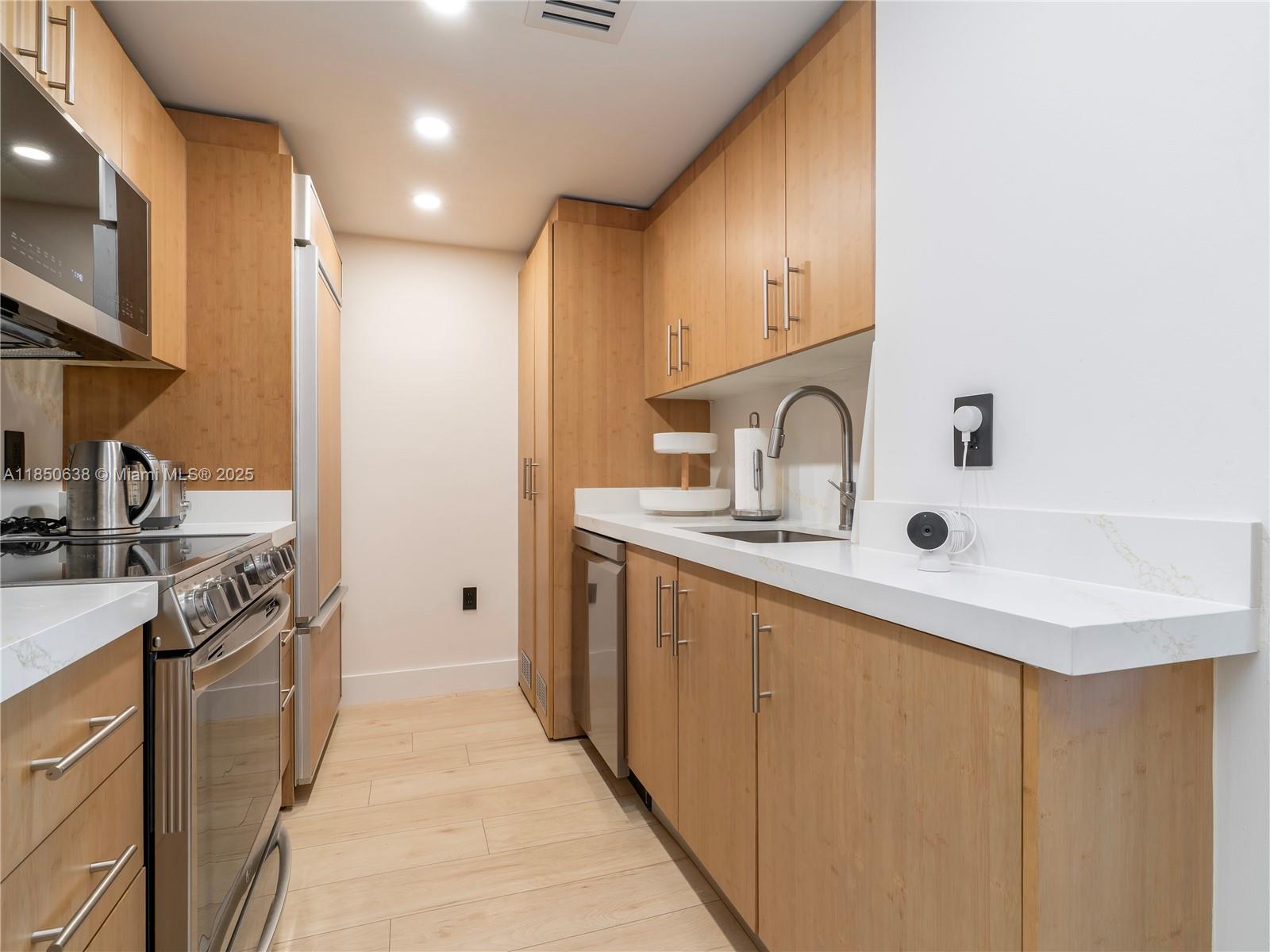 10275 Collins Ave 206