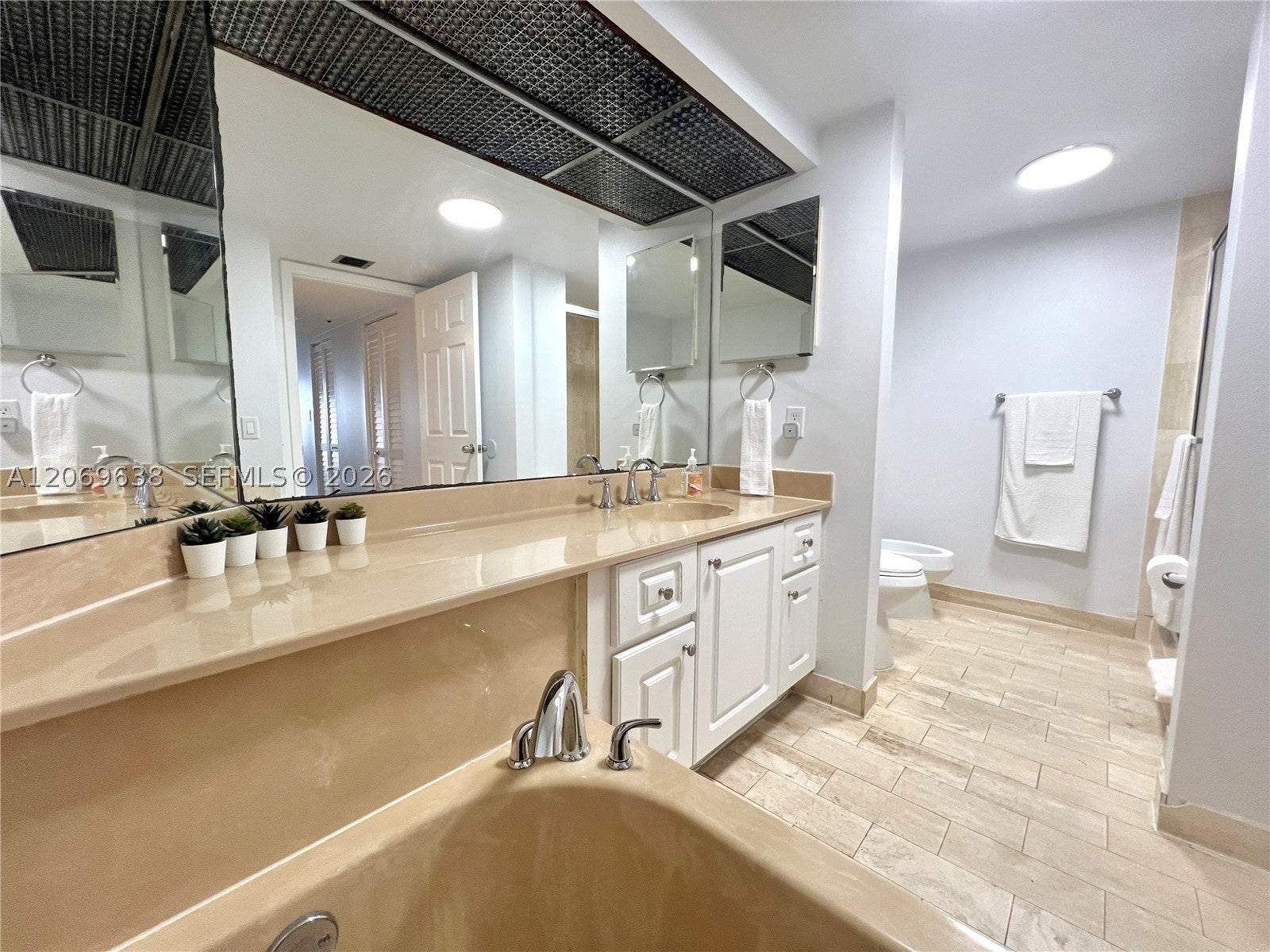 1717 N Bayshore Dr A-1450