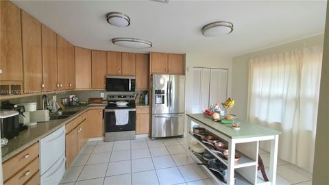 8906 SW 113th Place Cir E Miami FL 33176