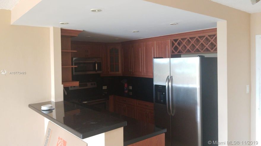 Spacious 1/1/1 apartment. Stainless Steel appliances, near many shopping plazas and whole foods