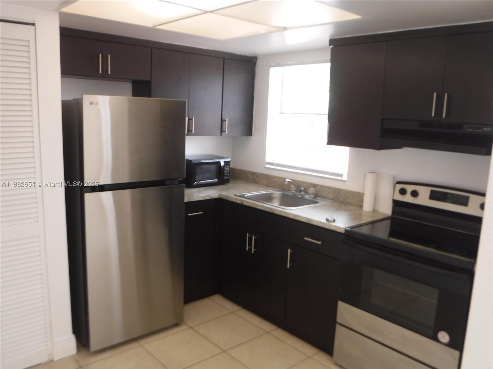 COURTS AT OAKLAND PARK - Residential Lease