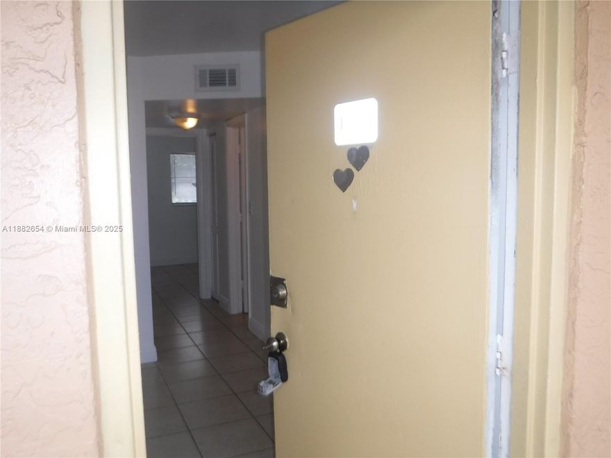 Spacious 2bds 1 bath in The Courts at Oakland Park, close to everything Fast Approval, Move in with First and Deposit
