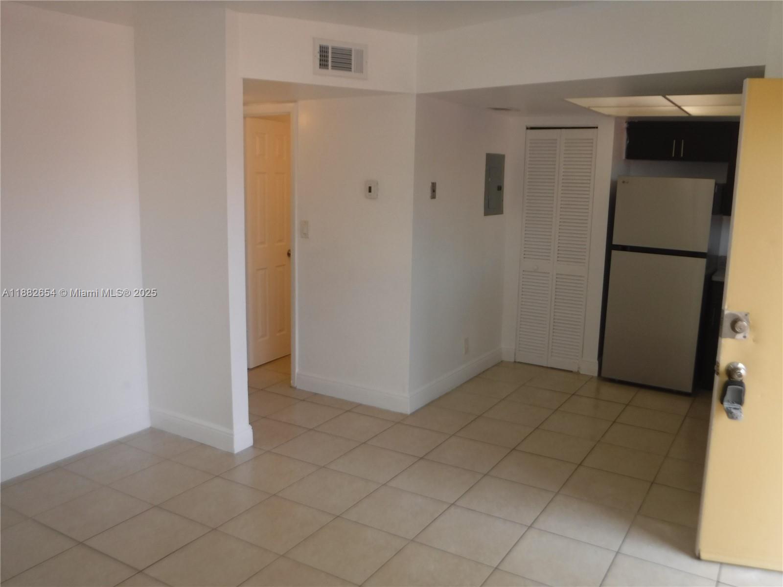 COURTS AT OAKLAND PARK - Residential Lease
