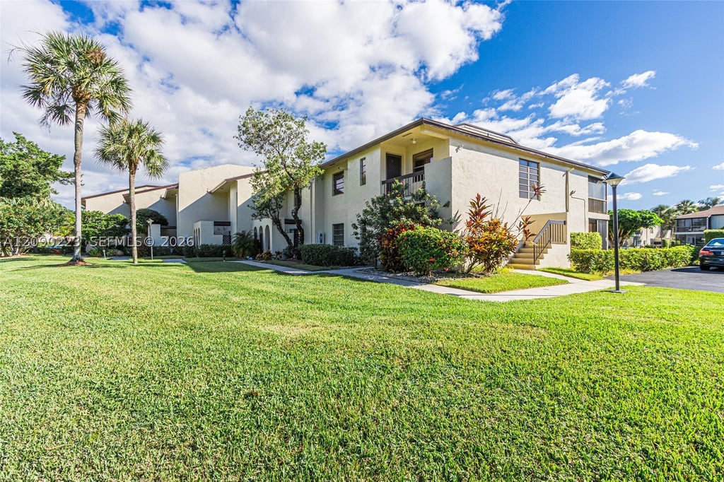 Photo of 8566 Casa Del Lago #H, Boca Raton, FL 33433 (MLS # A12090223)
