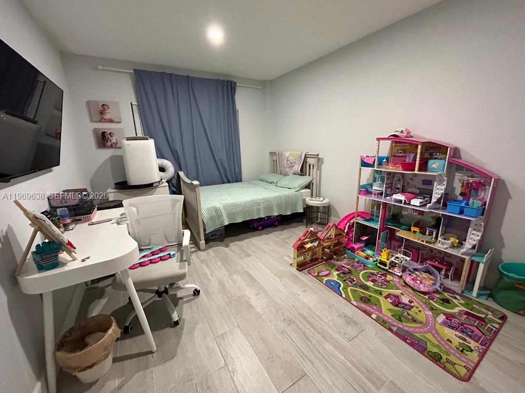 LUNA AT HOLLYWOOD CONDO I - Residential Lease