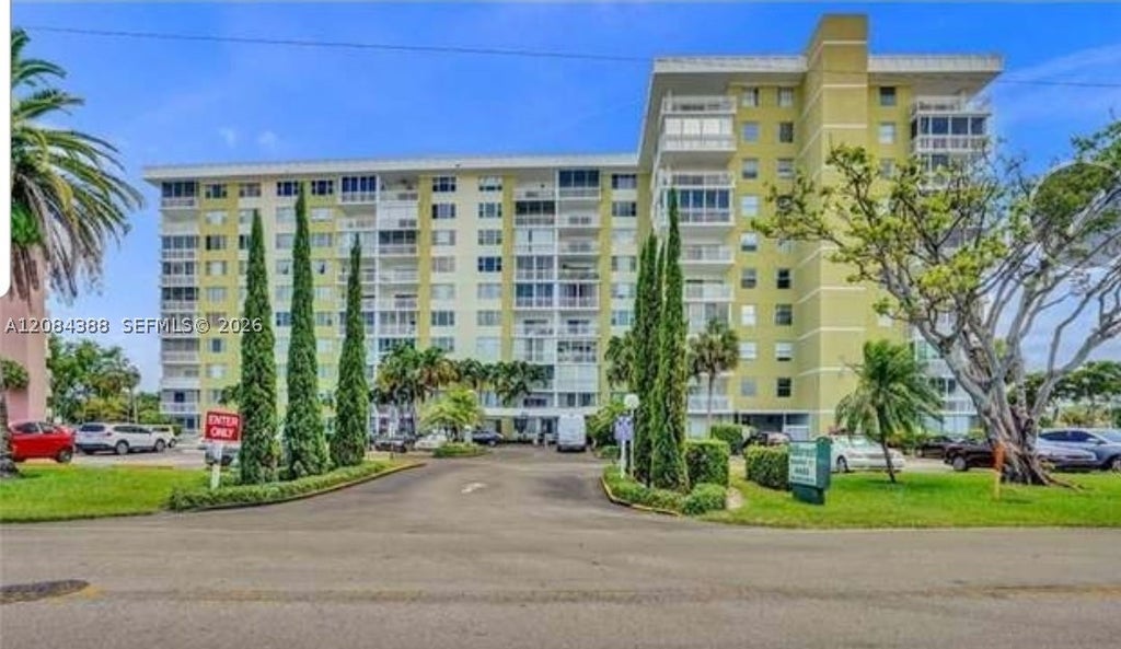 Photo of 4400 Hillcrest Dr #300-B, Hollywood, FL 33021 (MLS # A12084388)