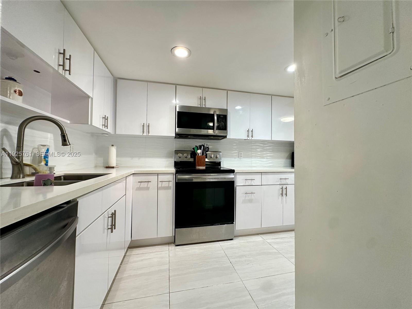 ORIOLE GOLF & TENNIS CLUB - Residential