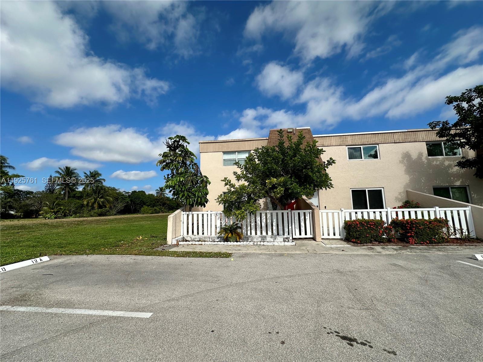 ORIOLE GOLF & TENNIS CLUB - Residential