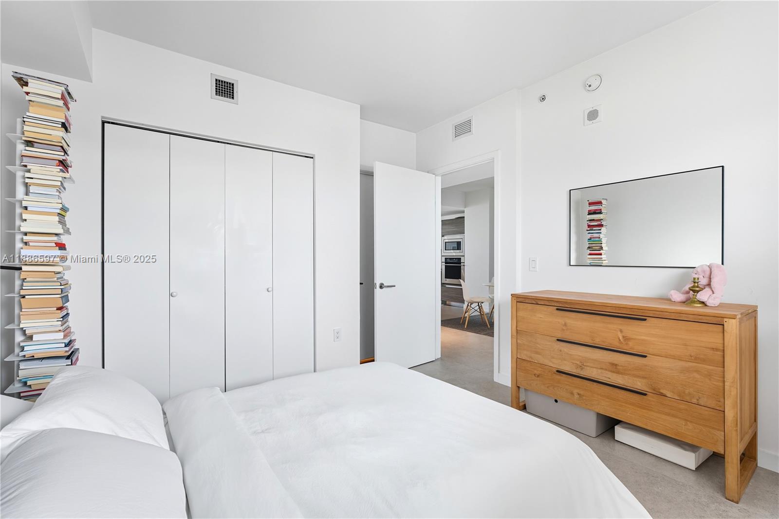ICON BAY CONDO - Residential