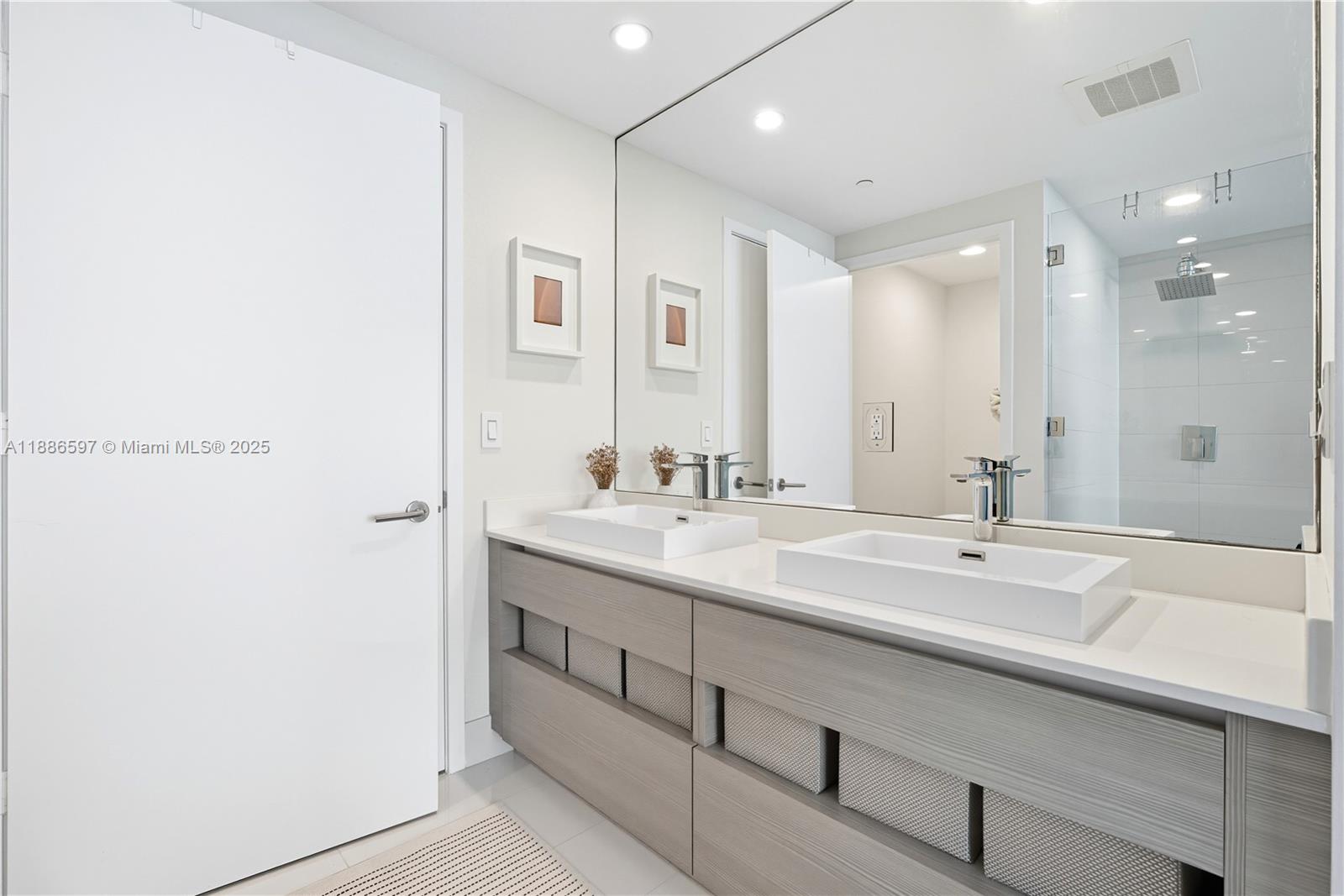 ICON BAY CONDO - Residential