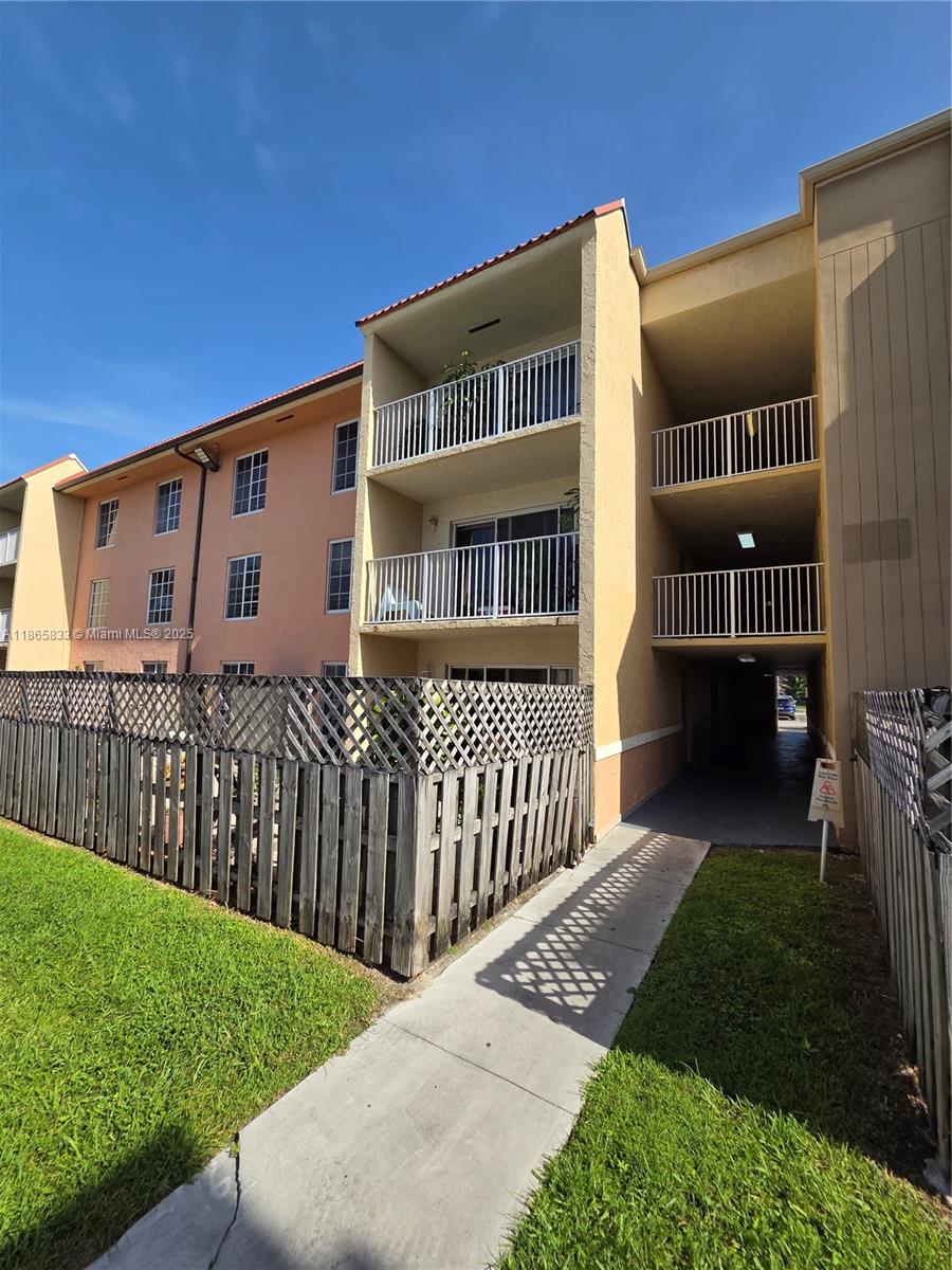 CORNER UNIT WITH 2 BEDROOMS 2 BATHS, WASHER AND DRYER INSIDE THE APARTMENT. BALCONY WITH VIEW OF THE POOL AREA.