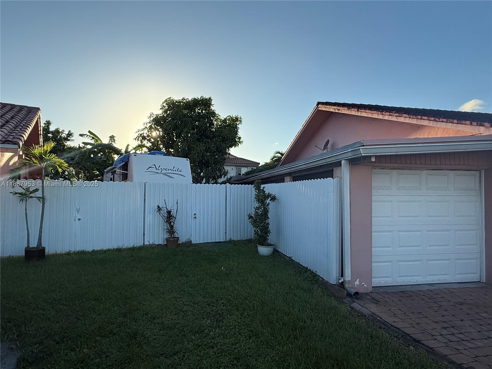 LAS PALMAS CONDO 2/7 - Residential