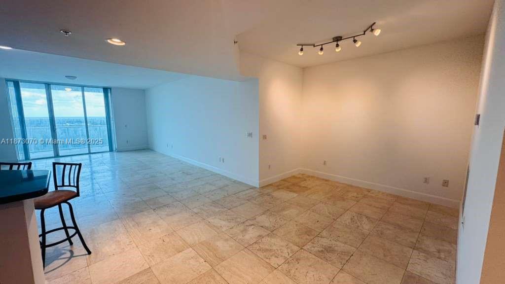 THE OAKS I CONDO - Residential Lease