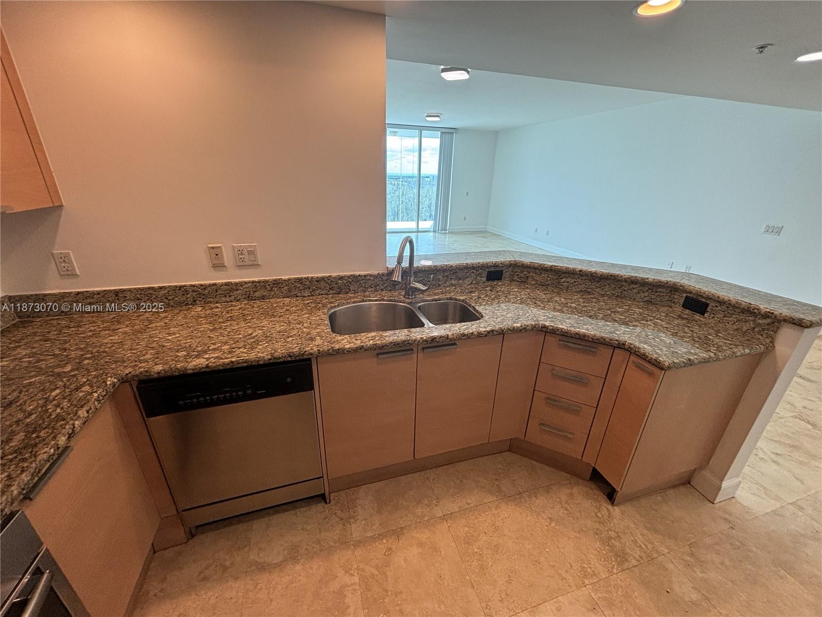 THE OAKS I CONDO - Residential Lease