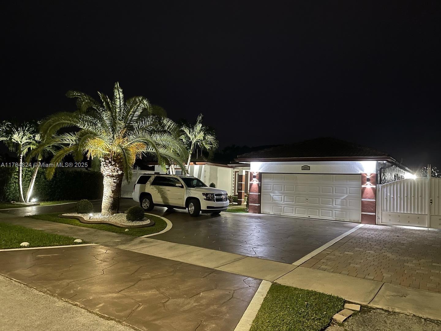 Rental Property at 12754 Sw 209th Ln, Miami, Broward County, Florida - Bedrooms: 5 
Bathrooms: 3  - $4,500 MO.