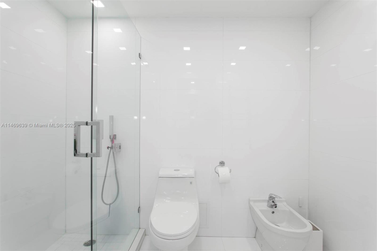 RONEY PALACE CONDO - Residential Lease