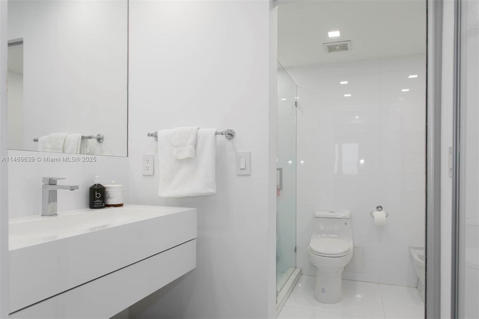 RONEY PALACE CONDO - Residential Lease