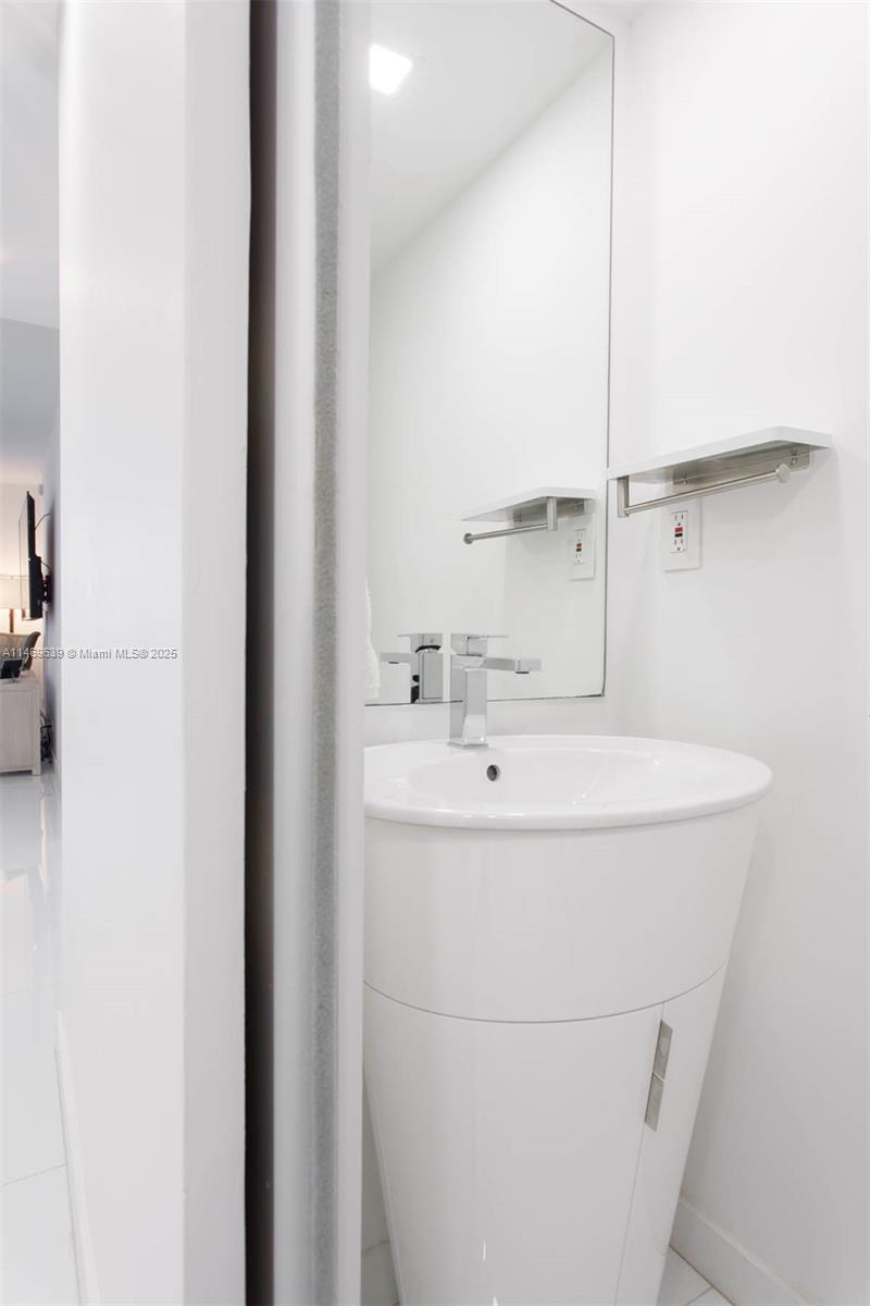 RONEY PALACE CONDO - Residential Lease