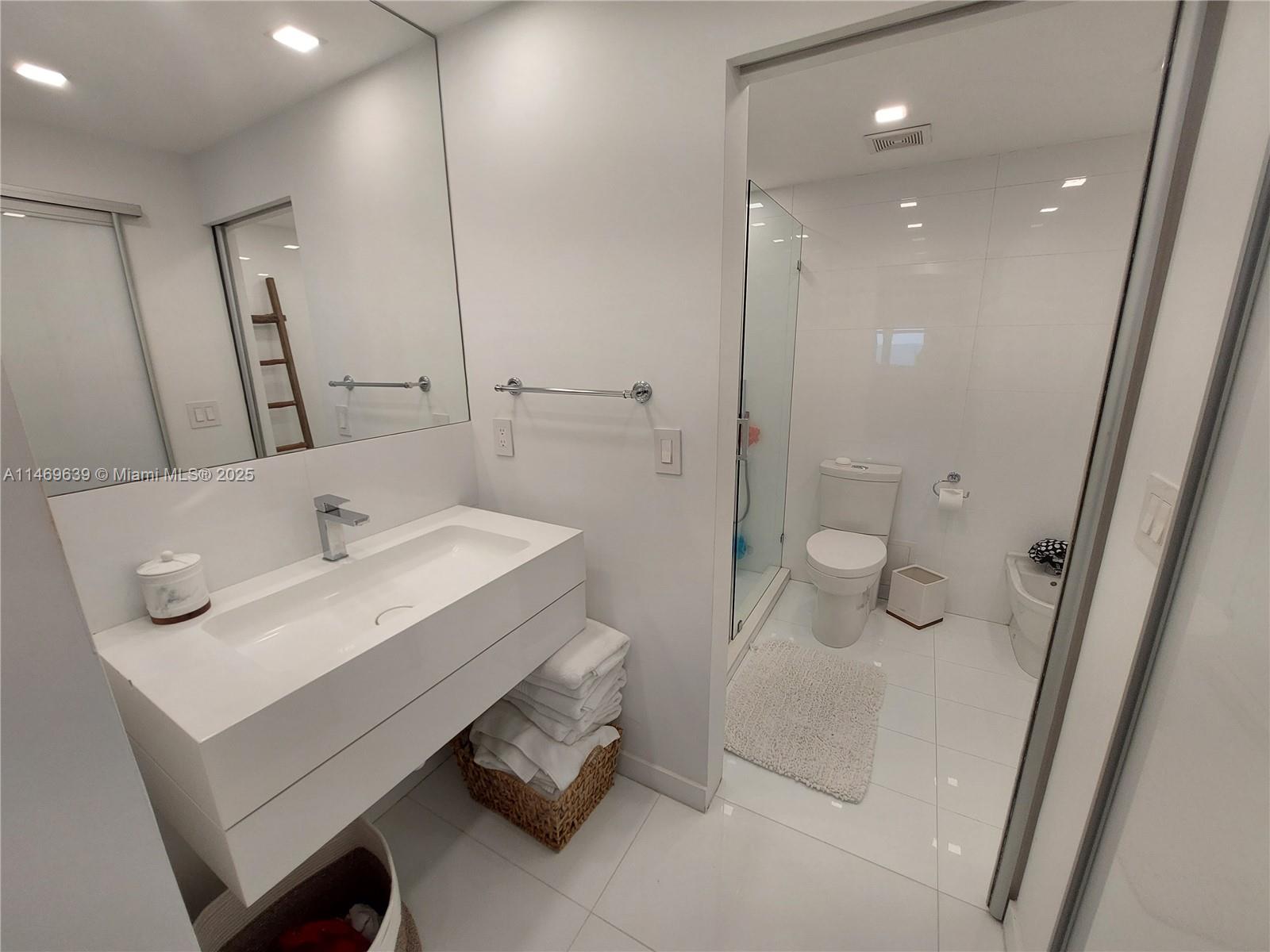 RONEY PALACE CONDO - Residential Lease