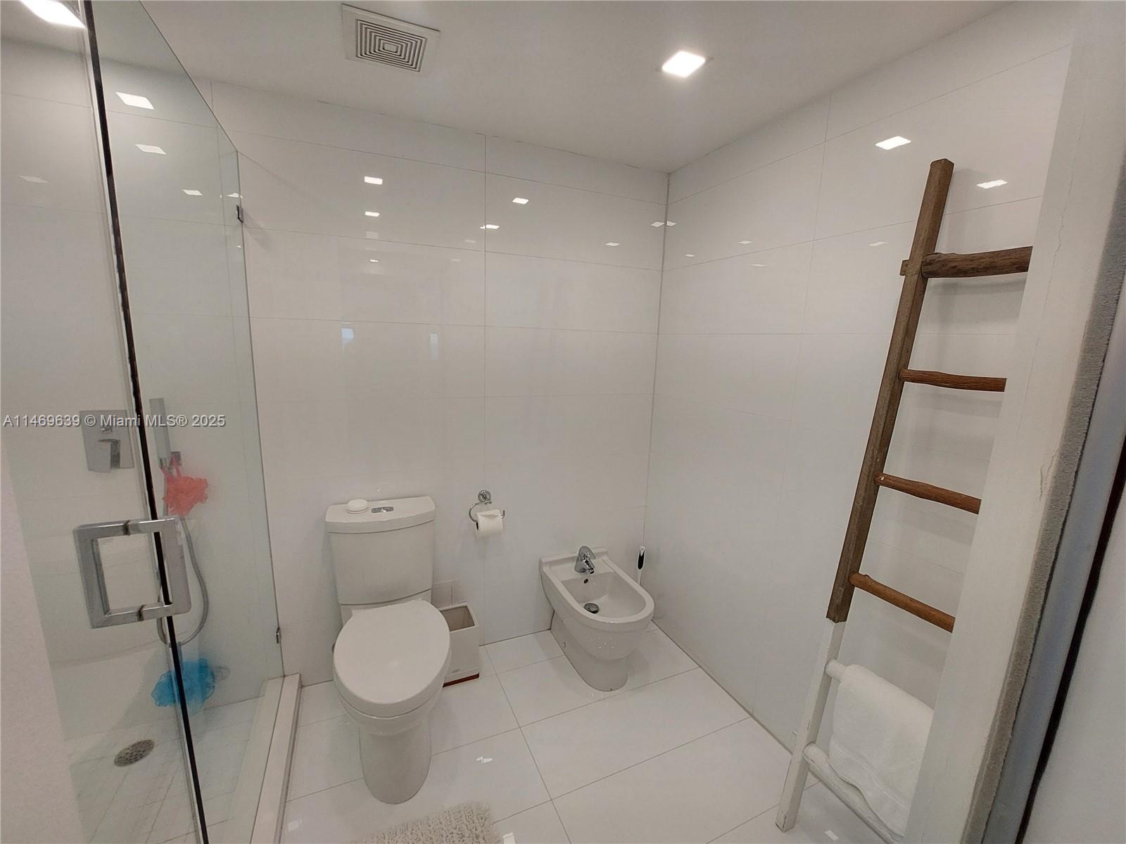 RONEY PALACE CONDO - Residential Lease