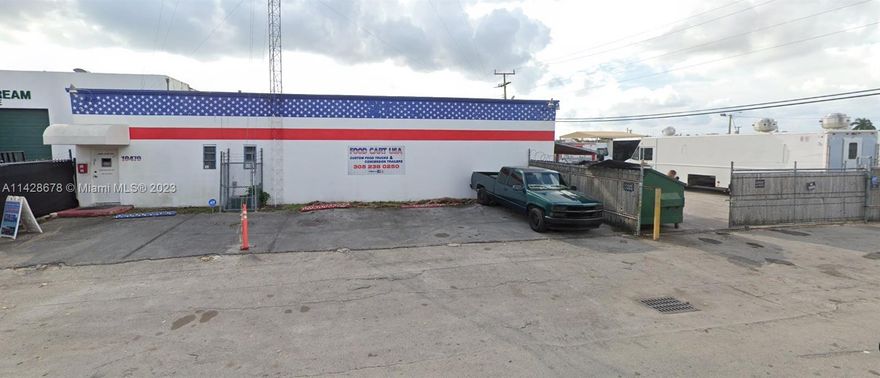 Food Cart USA designs and manufactures food trucks and trailers according to the clients needs. They have built food trucks for selling a variety of foods, like hamburgers, hot dogs, sandwiches, pizza, tacos, deserts, mini marts, ice cream, and more. Trucks for other business like, pet grooming, car wash, mobile mechanics, and specialized traits.
Food Cart USA starts from the chassis, whether motorized or not, all the way to the final touches of windows, doors, stairs, counters, and branding. Whatever you need inside the truck, there is a way to make it work.
Food Cart USA has licenses from the Department of Motor Vehicles to build chassis for the trailers, assign plates, transport vehicles. Also, the highly coveted California Housing license to assign insignia certifications.