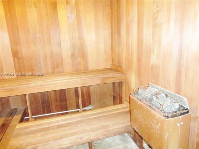 WINSTON TOWERS 400 CONDO - Residential