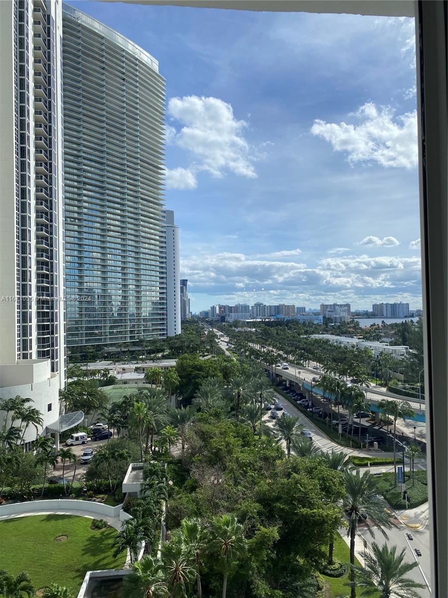 19201 Collins Ave 940