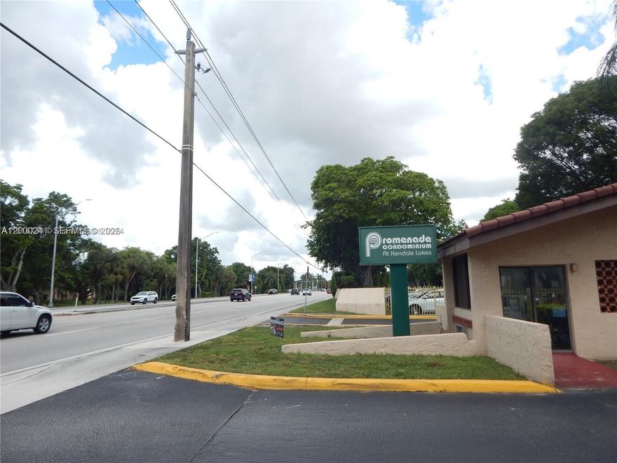 Great 1/1 refreshed with washer and dryer. Walk along the lake, play tennis, or take a lap in the pool.