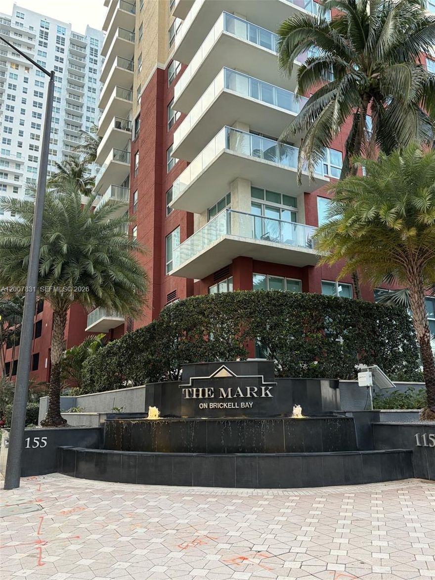 Nice corner apartment in a luxury building, located in the prestigious area of Brickell. 24 hour security, receptionist in the lobby. One assigned parking spot. includes swimming pool, tennis court, club house, gym. walking distance to restaurants and the spectacular Brickell City Center where you will find shops, a variety of restaurants and entertainment, also enjoy the beautiful bay. You have to see it!!
