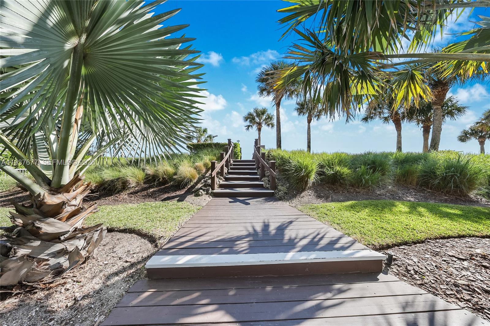 3739 Collins Ave N-306