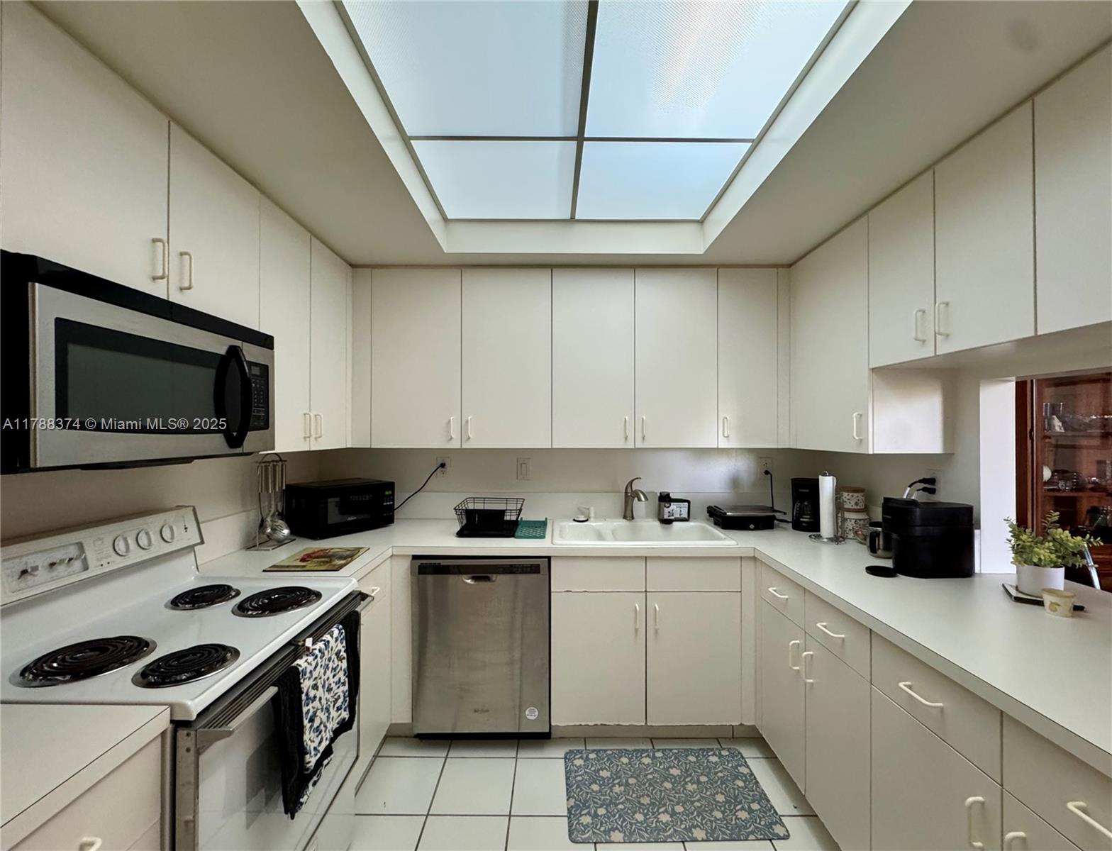 DORAL HOUSE CONDO NO 2 - Residential